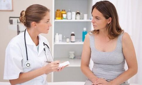 lekarz przepisuje leczenie żylaków